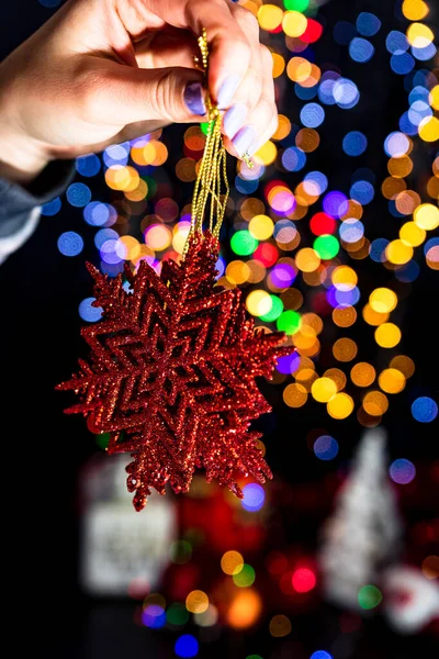 Segurando Decoração Floco Neve Natal Isolado Fundo Com Luzes Embaçadas — Fotografia de Stock