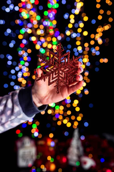 Segurando Decoração Floco Neve Natal Isolado Fundo Com Luzes Embaçadas — Fotografia de Stock
