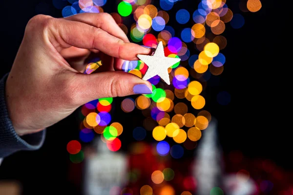 Celebración Navidad Brillante Decoración Estrella Aislada Fondo Con Luces Borrosas —  Fotos de Stock