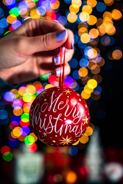 Houdt Vrolijk Kerstbal Decoratie Geïsoleerd Achtergrond Met Wazig Licht December — Stockfoto