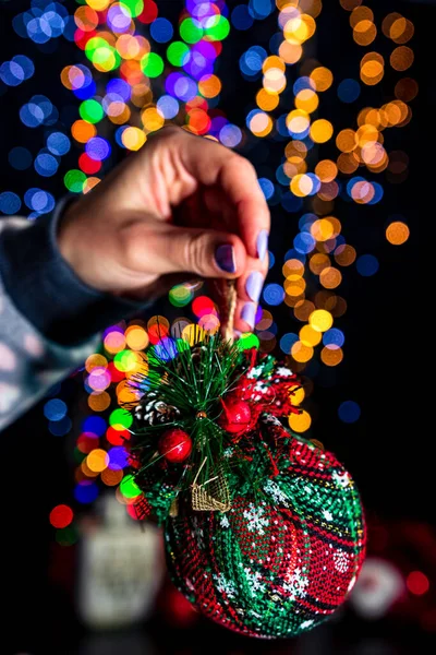 Κρατώντας Χριστουγεννιάτικη Διακόσμηση Μπιχλιμπίδι Απομονώνονται Φόντο Θολή Φώτα Δεκέμβριος Χριστουγεννιάτικη — Φωτογραφία Αρχείου