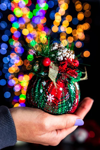 Segurando Decoração Bugiganga Natal Isolado Fundo Com Luzes Embaçadas Dezembro — Fotografia de Stock