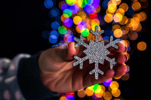 Celebración Navidad Decoración Copo Nieve Aislado Fondo Con Luces Borrosas —  Fotos de Stock