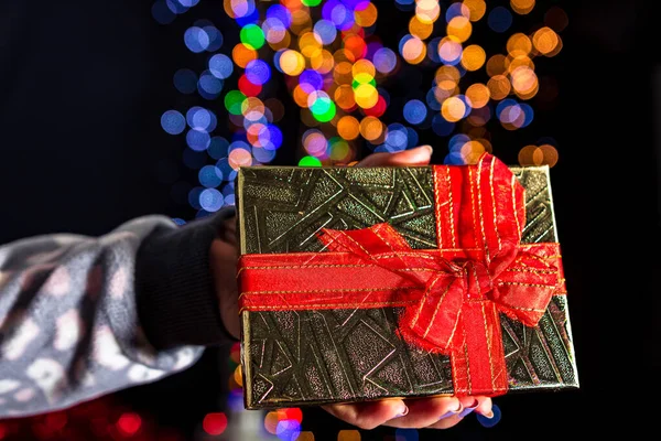 Segurando Presente Natal Isolado Fundo Com Luzes Embaçadas Dezembro Temporada — Fotografia de Stock