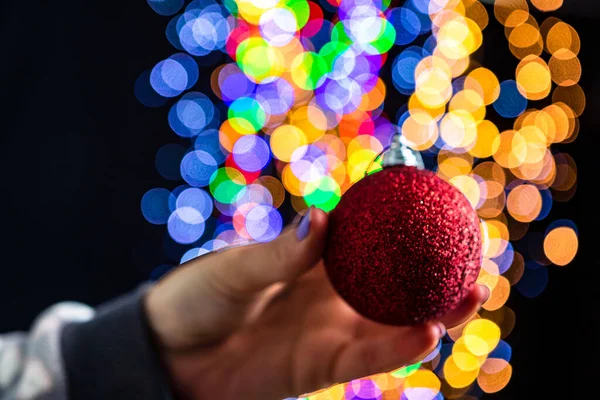 Tenendo Natale Bauble Decorazione Isolata Sfondo Con Luci Sfocate Dicembre — Foto Stock