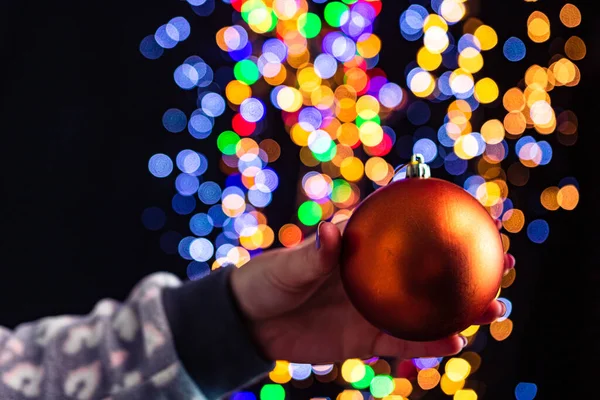 Celebración Decoración Navidad Bauble Aislado Fondo Con Luces Borrosas Temporada —  Fotos de Stock