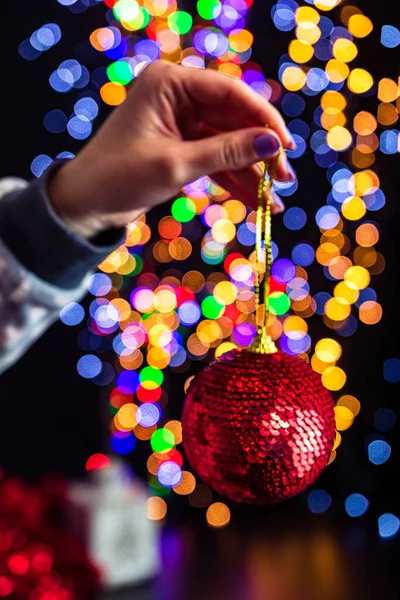 Segurando Decoração Bugiganga Natal Isolado Fundo Com Luzes Embaçadas Dezembro — Fotografia de Stock
