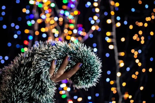 Arka planda bulanık ışıklarla izole edilmiş Noel çelenkleri duruyor. Aralık sezonu, Noel kompozisyonu.