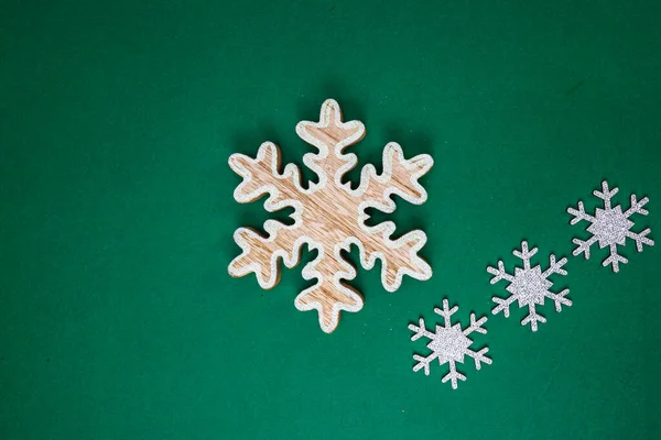 Schneeflocken Weihnachtsdekoration Auf Grünem Hintergrund Draufsicht Mit Kopierraum Für Dezembersaison — Stockfoto