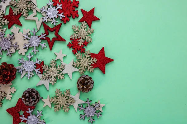 Draufsicht Mit Kopierraum Für Die Dezembersaison Weihnachtskomposition Mit Glitzernden Ornamenten — Stockfoto