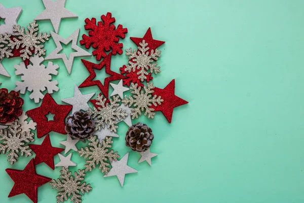 12月シーズンのコピースペース付きのトップビュー きらびやかな装飾や装飾とクリスマスの組成 — ストック写真