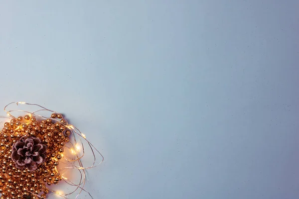 Noel Süsleri Süslemelerle Süslenmiş Bir Noel Arkaplanı Noel Kompozisyonunu Kopyalamak — Stok fotoğraf