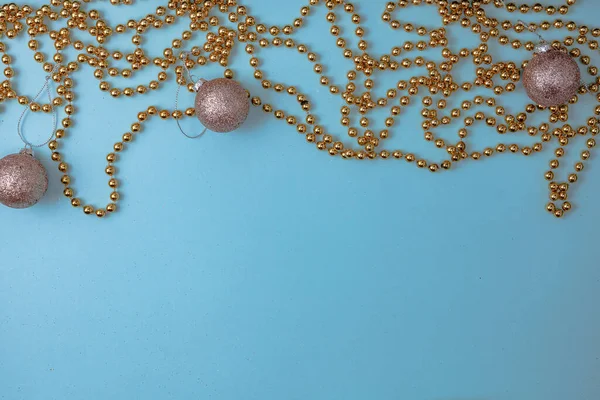 Noel süsleri ve süslemelerle süslenmiş bir Noel arkaplanı. Noel kompozisyonunu kopyalamak için üst görünüm.