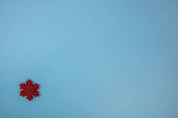 Kék Karácsonyi Háttér Piros Csillogó Hópihe Dekoráció Felülnézet Másolási Hellyel — Stock Fotó