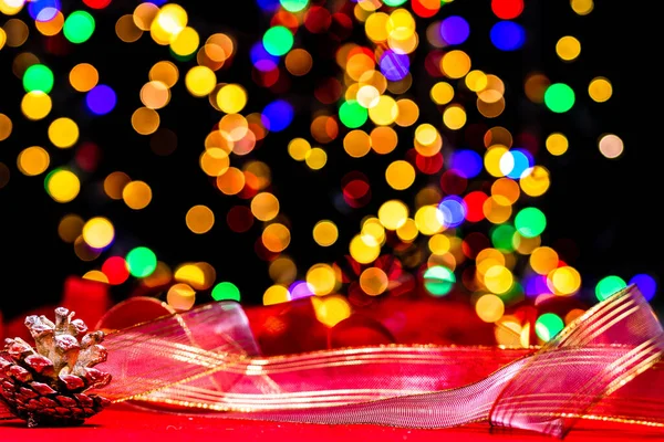 Noel süslemeleri, Noel ve yeni yıl tatilleri arka plan, Noel süsleri ve bulanık ışıklar ile kış sezonu