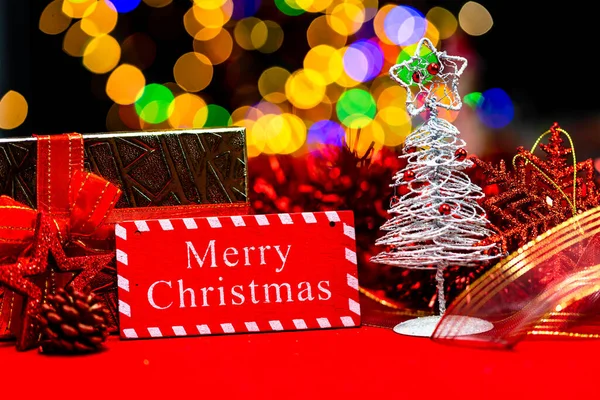 Noel süslemeleri, Noel ve yeni yıl tatilleri arka plan, Noel süsleri ve bulanık ışıklar ile kış sezonu