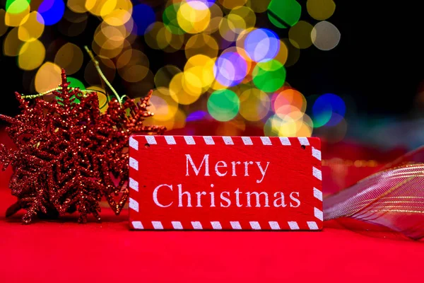 Noel süslemeleri, Noel ve yeni yıl tatilleri arka plan, Noel süsleri ve bulanık ışıklar ile kış sezonu