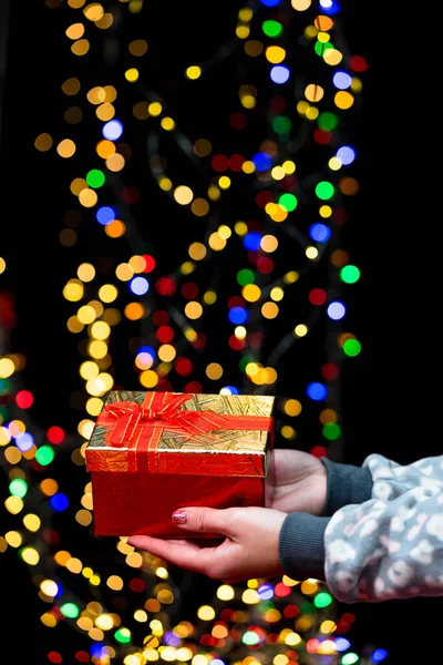 Las Manos Mujer Sostienen Decoración Navidad Fondo Navidad Año Nuevo —  Fotos de Stock