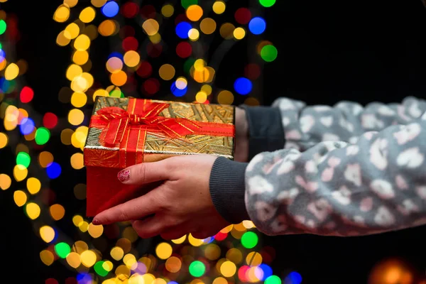 Mãos Mulher Seguram Decoração Natal Natal Feriados Ano Novo Fundo — Fotografia de Stock
