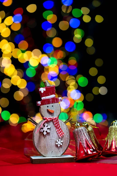 Kadın eli Noel süslemesi tutuyor. Noel ve Yeni Yıl tatilleri arka plan, Noel süsleri ve bulanık ışıklarla kış sezonu