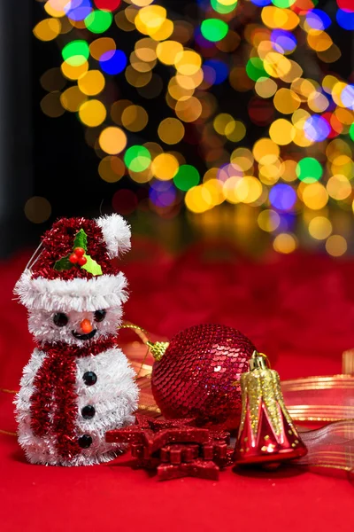 Noel süslemeleri, Noel ve yeni yıl tatilleri arka plan, Noel süsleri ve bulanık ışıklar ile kış sezonu