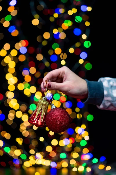 Kadın Eli Noel Süslemesi Tutuyor Noel Yeni Yıl Tatilleri Arka — Stok fotoğraf