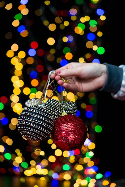 손에는 크리스마스 장식이 크리스마스와 크리스마스 불이밝은 — 스톡 사진
