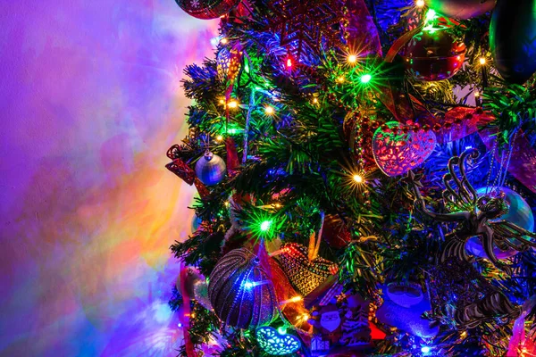 圣诞树上有圣诞彩灯的圣诞装饰 — 图库照片