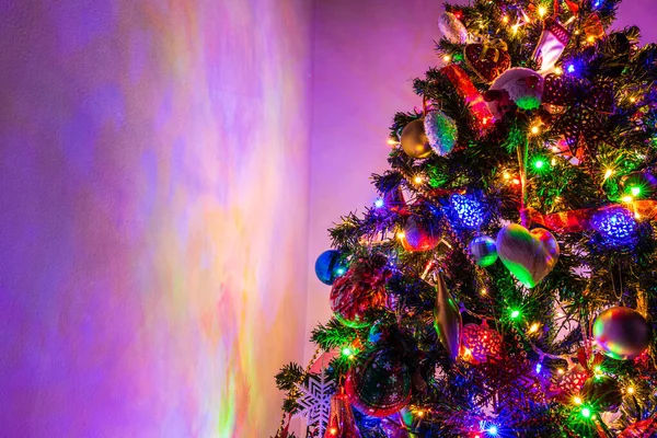 Noel ağacında Noel ışıklarıyla süslenmiş.