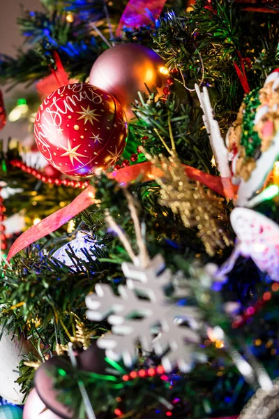 Χριστουγεννιάτικη Διακόσμηση Κρέμεται Χριστουγεννιάτικο Δέντρο — Φωτογραφία Αρχείου