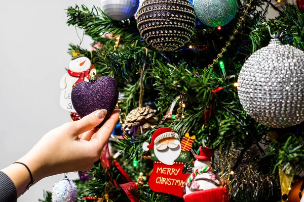 Noel ağacına Noel süsleri ve süsleri asmak