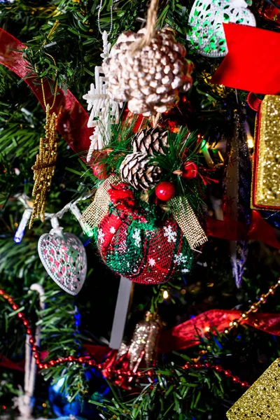 Schöner Weihnachtsschmuck Und Dekorationen Die Weihnachtsbaum Hängen — Stockfoto
