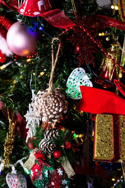 Gyönyörű Karácsonyi Díszek Díszek Lóg Karácsonyfa — Stock Fotó