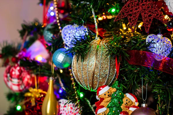 Bellissimi Ornamenti Natalizi Luci Appese Nell Albero Natale — Foto Stock
