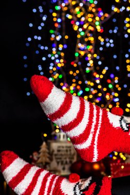 Kışın bacakları Bulanık ışıklarda Noel çorapları
