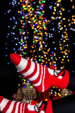 Kışın bacakları Bulanık ışıklarda Noel çorapları