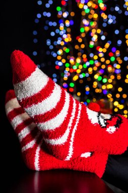 Kışın bacakları Bulanık ışıklarda Noel çorapları