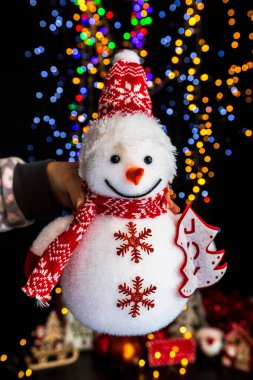 Bokeh lambalarına karşı Noel süslemesi yapmak