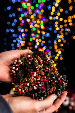 Bokeh lambalarına karşı Noel süslemesi yapmak