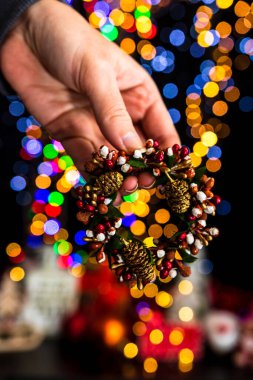 Bokeh lambalarına karşı Noel süslemesi yapmak