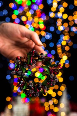 Bokeh lambalarına karşı Noel süslemesi yapmak