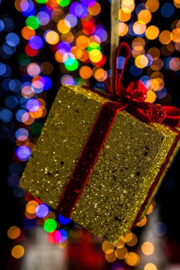 Bokeh lambalarına karşı Noel süslemesi yapmak