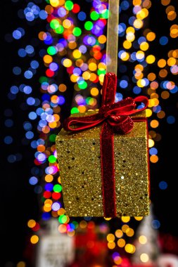 Bokeh lambalarına karşı Noel süslemesi yapmak