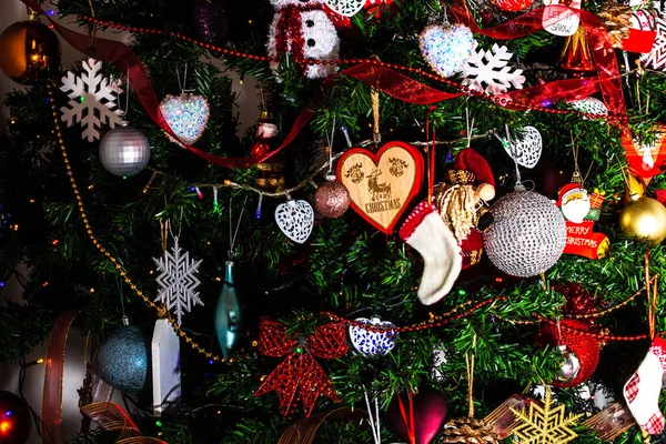 美しいクリスマスの装飾品や装飾はクリスマスツリーにぶら下がっています — ストック写真