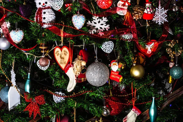 Hermosos Adornos Navidad Decoraciones Colgando Árbol Navidad — Foto de Stock