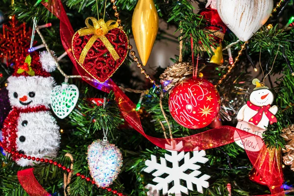 Hermosos Adornos Navidad Decoraciones Colgando Árbol Navidad — Foto de Stock