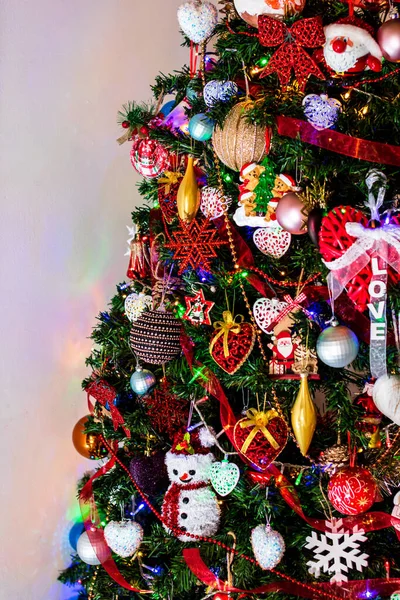 Schöner Weihnachtsbaum Mit Lichtern Und Dekorationen — Stockfoto