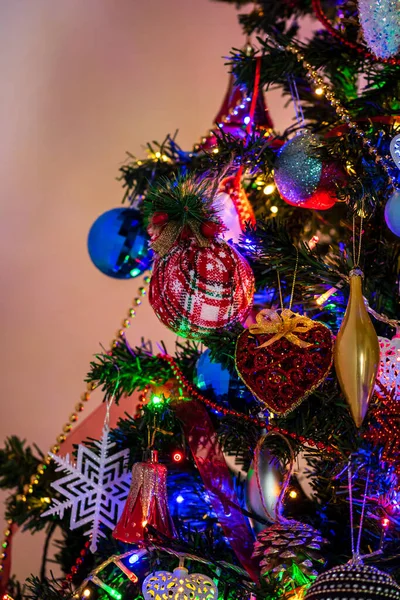 Schöner Weihnachtsbaum Mit Lichtern Und Dekorationen — Stockfoto