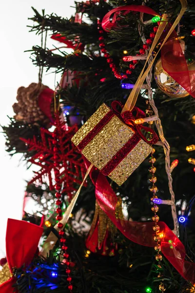 Schöner Weihnachtsschmuck Und Dekorationen Die Weihnachtsbaum Hängen — Stockfoto