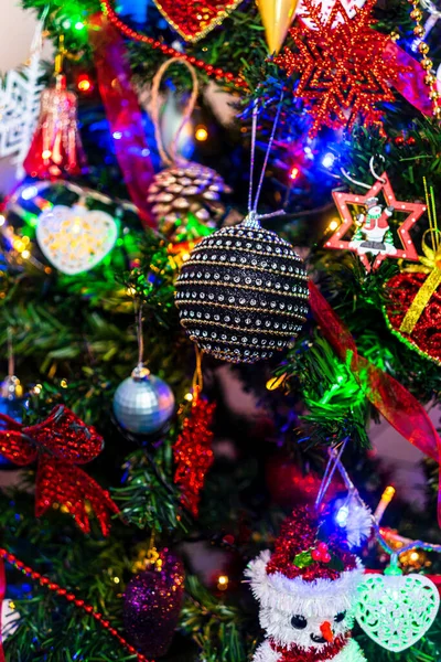 Schöner Weihnachtsschmuck Und Dekorationen Die Weihnachtsbaum Hängen — Stockfoto